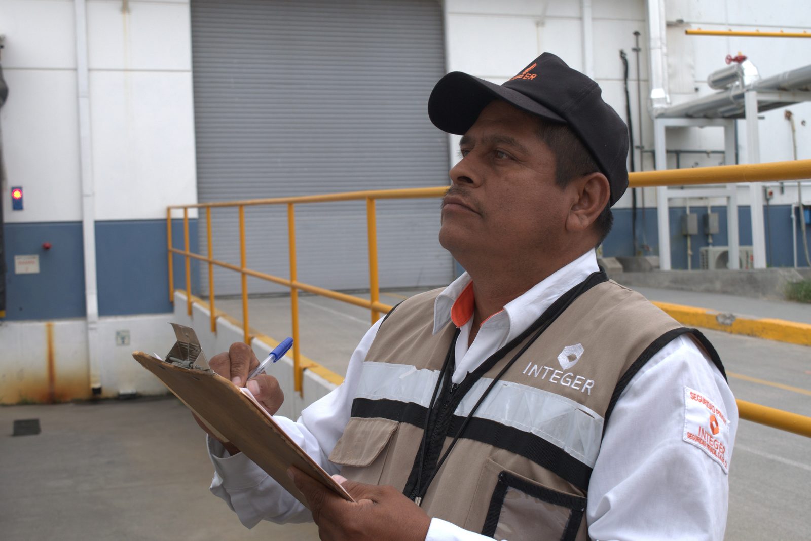 Guardia documentando bitácora de seguridad