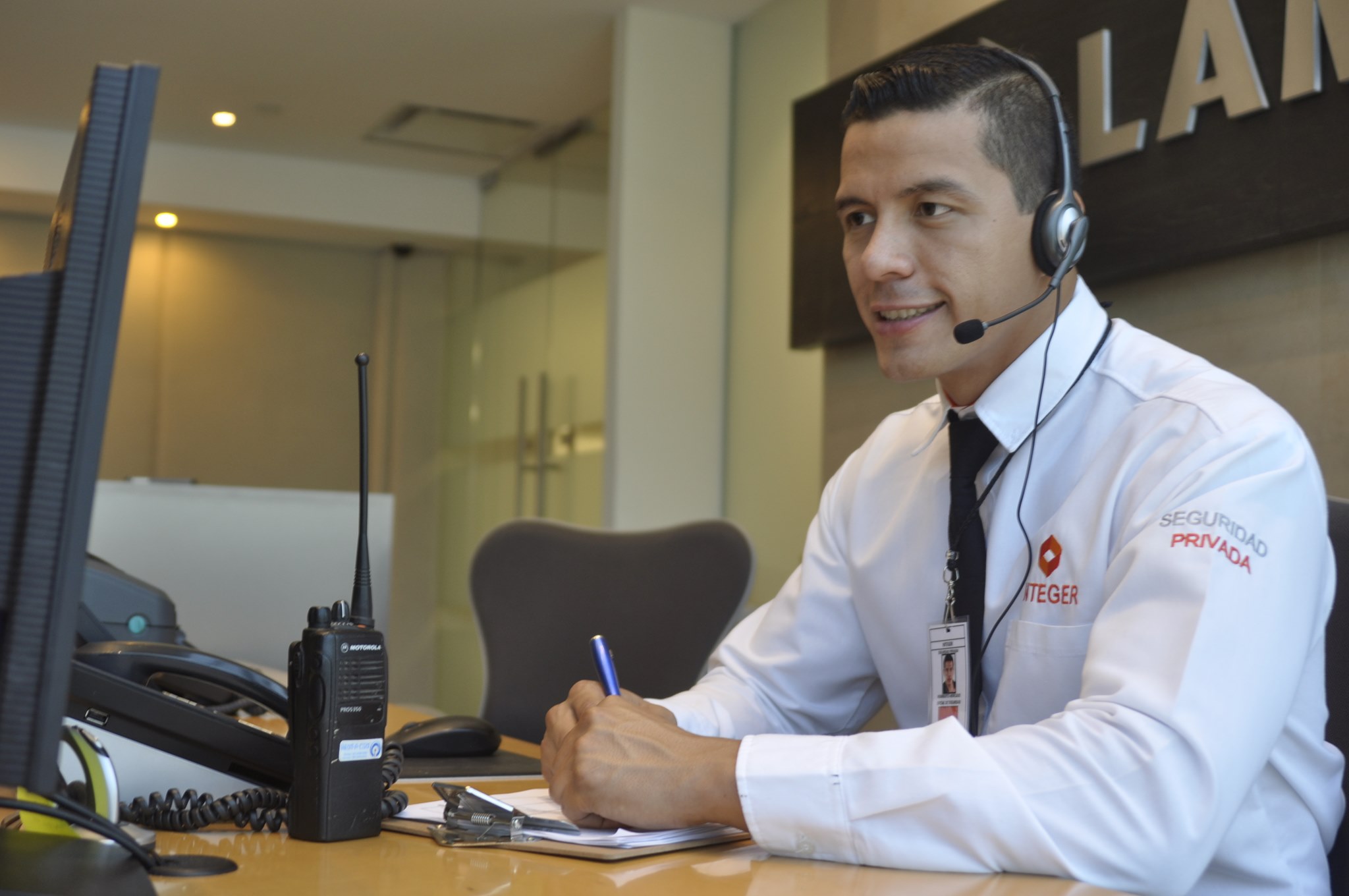 Oficial de seguridad con radio y bitácora digital